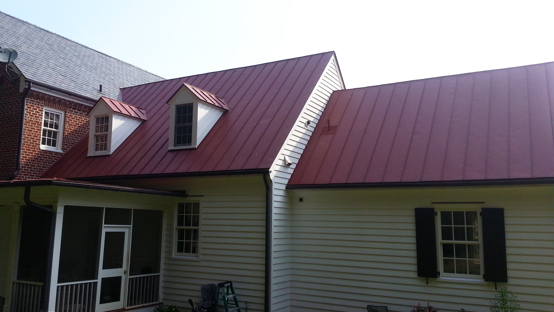 Mechanical double lock standing seam colonial red aluminum roof panel installation